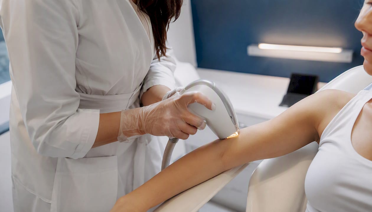 Detailný záber na odstránenie chĺpkov z predlaktia pomocou laseru