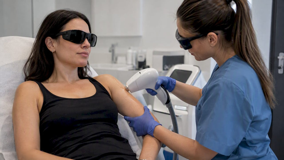 Klientka v priebehu laserového impulzu dýcha zhlboka a pokojne.